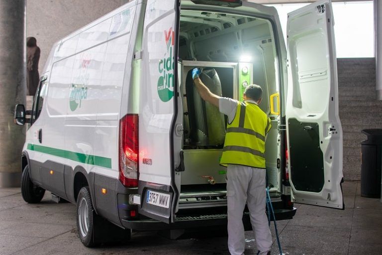 Vigo estrea o primeiro furgón lavapapeleiras de Galicia con motor de gas natural comprimido e capaz de reciclar a auga