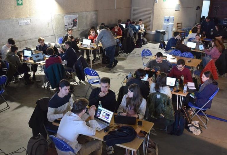 Más de medio centenar de estudiantes de la Universidade de Vigo participan en el IX HackForGood de Telefónica
