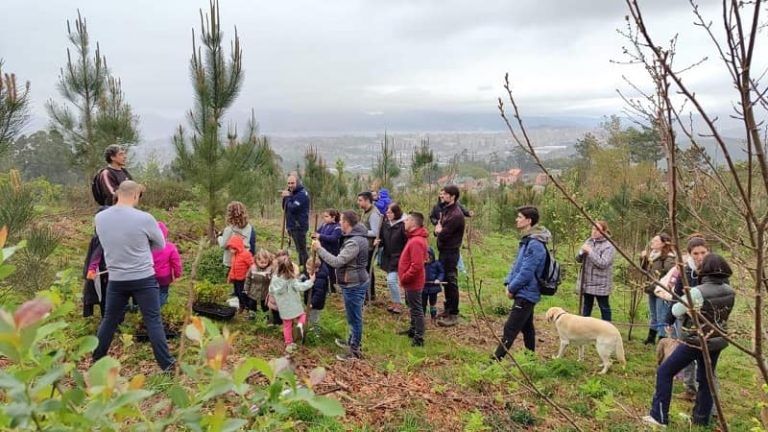 300 árboles autóctonos repoblan los montes de Coruxo gracias al Proyecto CoRRRes