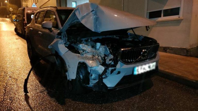 Un conductor ebrio choca contra una autocaravana aparcada y se da a la fuga