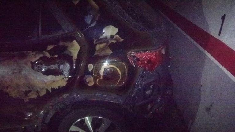 Arde un colchón almacenado en un garaje provocando daños en un vehículo