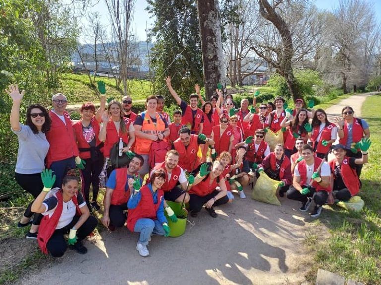 Cruz Roja se moviliza en Vigo contra el abandono de residuos en el entorno del río Lagares sumándose a ‘1m2 contra la basuraleza’