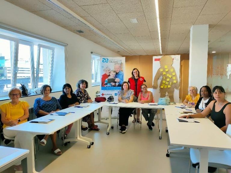 Cruz Roja pone en marcha una nueva Escuela de Abuelos y Abuelas educadores en Vigo