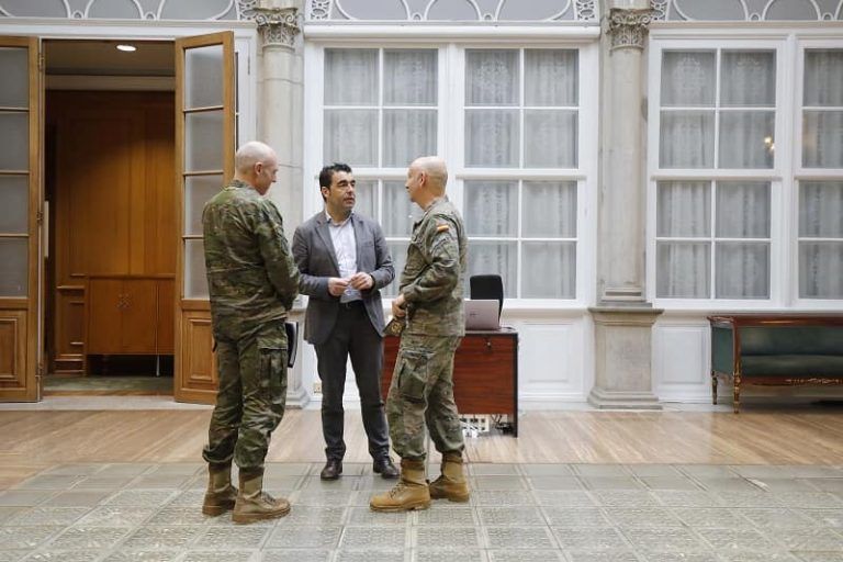 Luis López recoñece o labor dos profesionais da brigada “Galicia VII” nun encontro co xeneral e o coronel da Brilat, Alfonso Pardo de Santayana Galbis e Carlos Molina Franco
