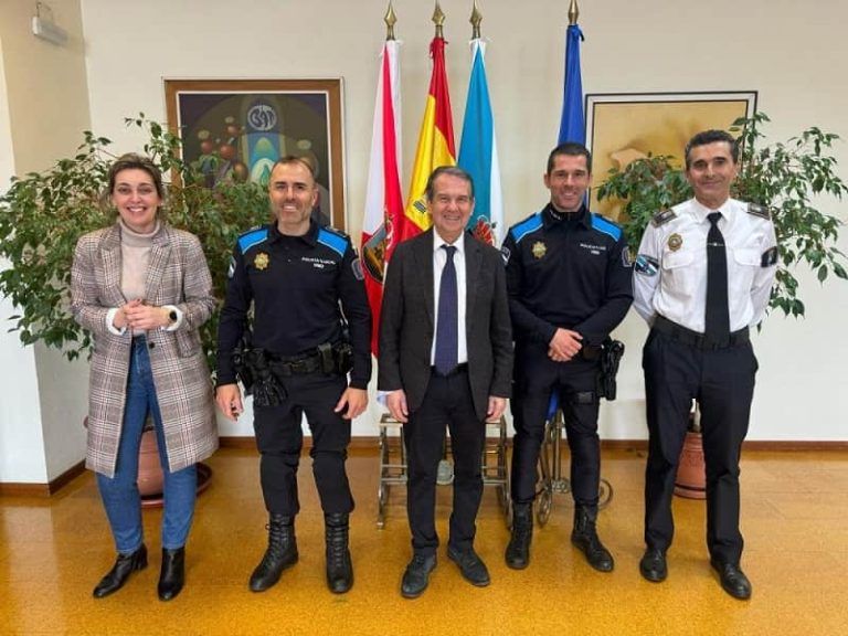 Caballero felicita aos dous axentes que salvaron a vida a un cidadán