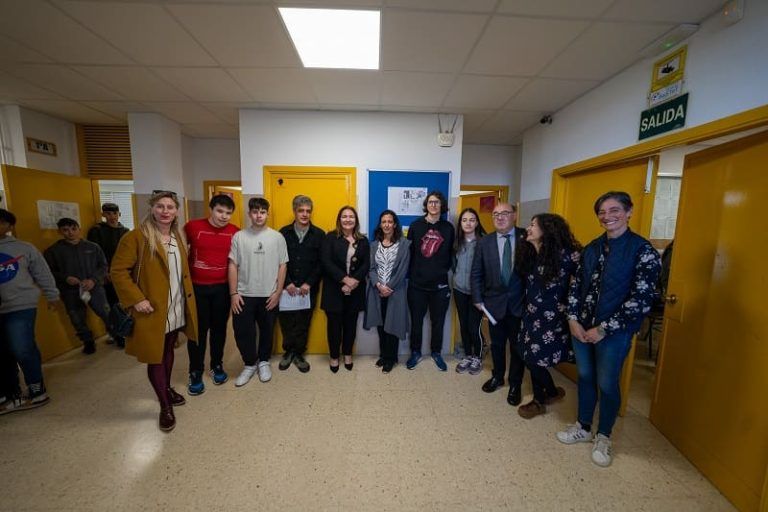 Ana Ortiz felicita ao equipo de estudantes do IES Carlos Casares de Vigo que logrou o segundo posto na feira científica jove de Barcelona