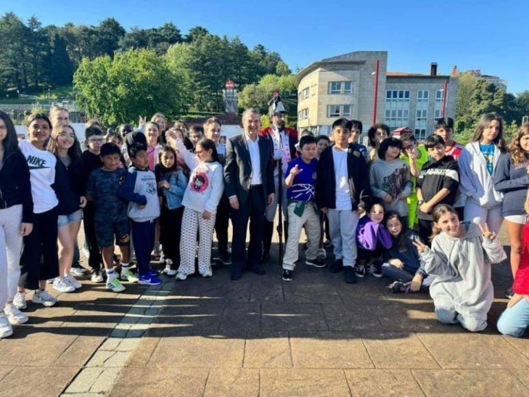 Caballero anima aos escolares a afondar na historia da Reconquista coas visitas didácticas «A Máquina do Tempo»
