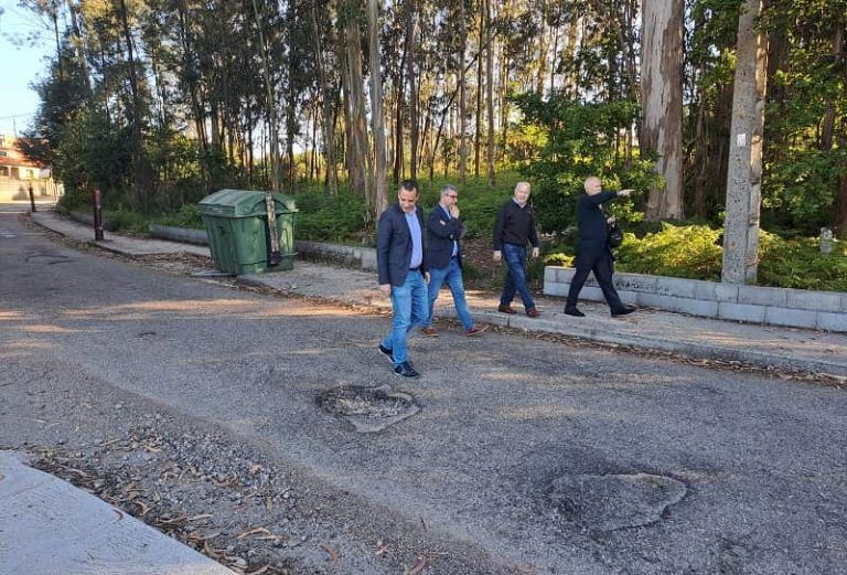 El PP de Vigo exige unos accesos “dignos” al IES de Beade para evitar el “caos” diario que denuncian los vecinos y la dirección del centro
