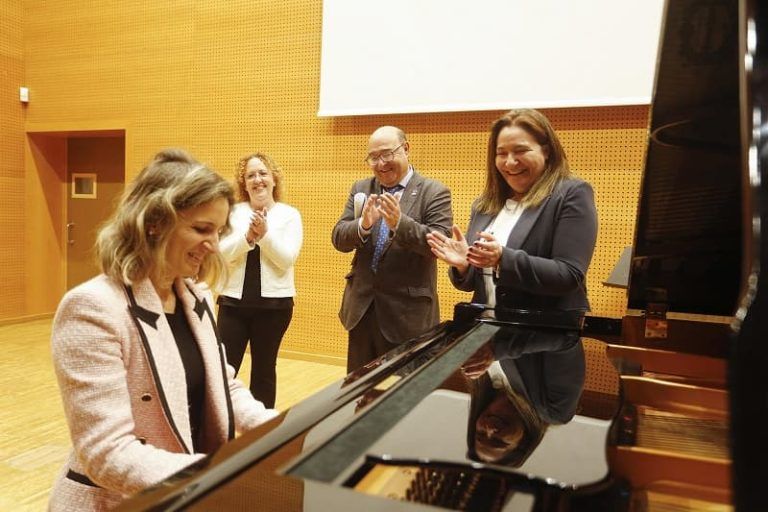 Ana Ortiz felicita a la dirección del Conservatorio profesional de música de Vigo tras convertirse en el primero de Galicia con acreditación Erasmus+