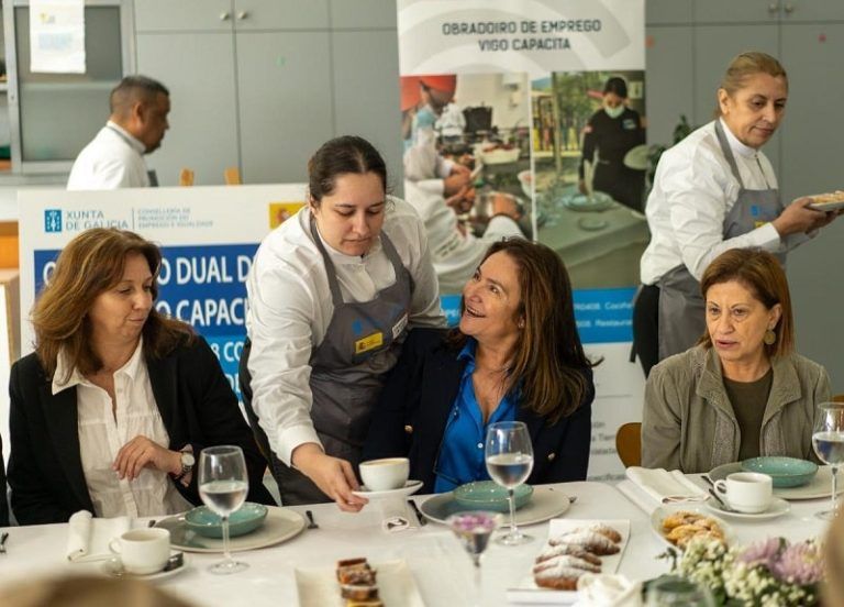 Ana Ortiz anima al alumnado del taller dual Vigo Capacita IX, en el que la Xunta invierte 531.000 euros, a «aprovechar la oportunidad de una formación especializada»