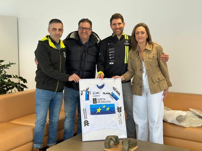 A vicepresidenta da Deputación Luisa Sánchez reúnese co equipo de ciclismo do Porriño Máster da Louriña e enxalza a traxectoria de Damián Ramos