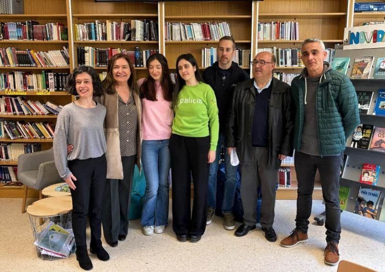 Ana Ortiz felicita a las alumnas del Val Miñor galardonadas con el segundo premio Stephen Hawking por su estudio sobre los microplásticos en la costa
