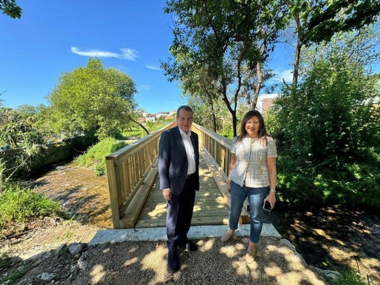 O Paseo do Lagares avanza coa instalación de dúas pontes na zona de Lavadores