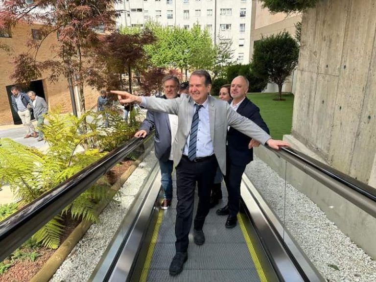 Travesía de Vigo e Aragón xa se comunican por un corredor mecánico que salva 17 metros de altura