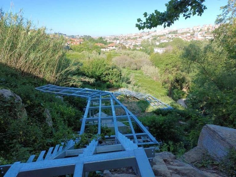 O Concello inicia a instalación da ponte sobre a fervenza da Cova da Serpe no Lagares