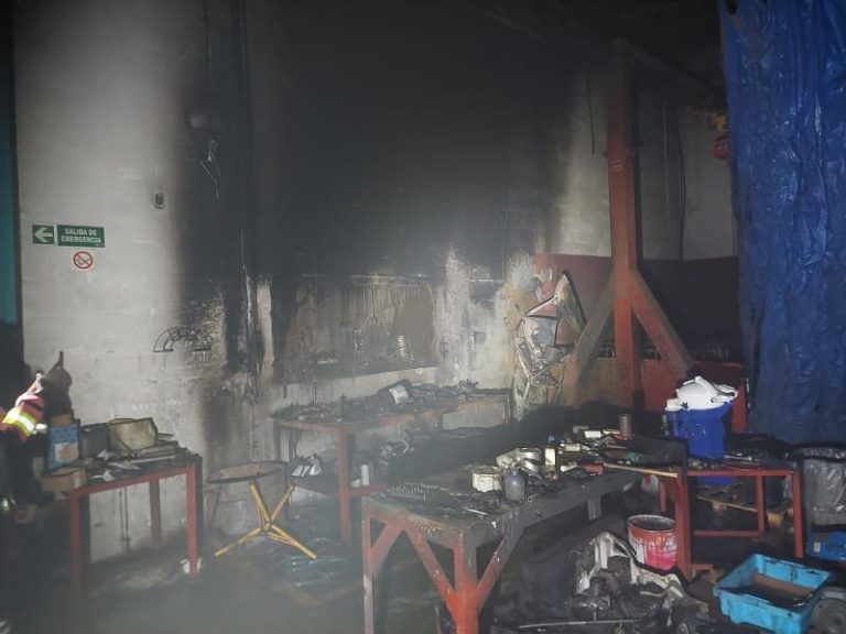 Los bomberos sofocan un incendio en una nave de suministros navales de Bembrive