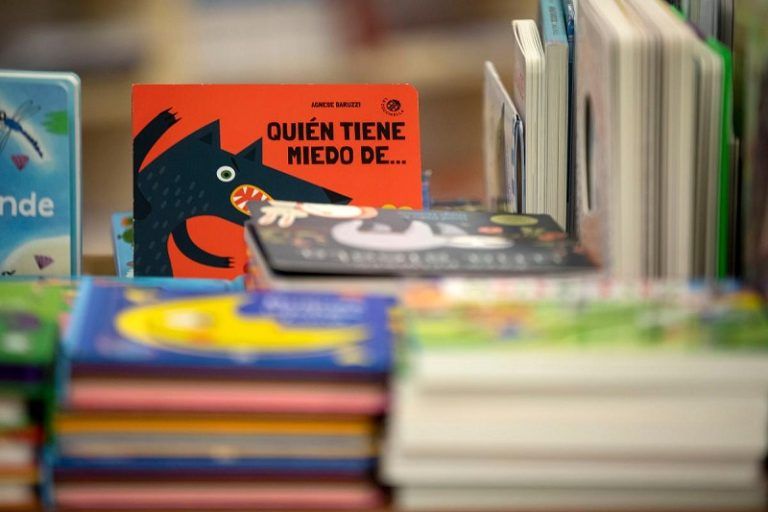 La Xunta permitirá desgravar la compra de libros y material escolar a 60.000 nuevas familias gallegas
