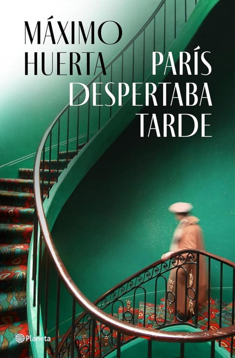 PARÍS DESPERTABA TARDE
