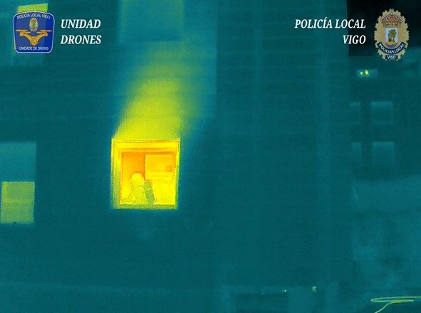 Rescatan ilesos en Vigo a un padre y a su hija tras registrarse un incendio en su vivienda
