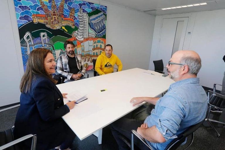 Ana Ortiz recibe a los organizadores de la nueva edición del festival The Wild en los montes de San Miguel de Oia