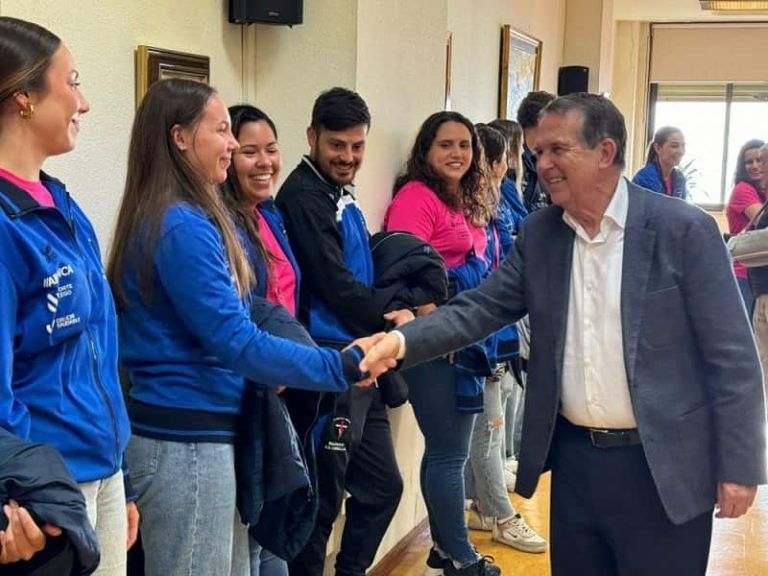 Caballero recibe ás xogadoras e corpo técnico da Asociación Deportiva Balonmán Carballal
