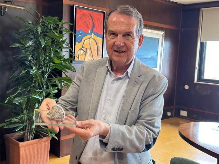 O Concello fai entrega dunha pedra da antiga grada de Marcador como recordo
