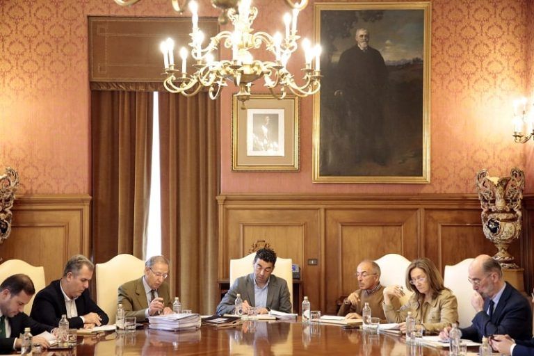 A Deputación atende a demanda das confrarías e agrupacións de mariscadoras e permite destinar a gasto corrente 175.000 € das axudas provinciais