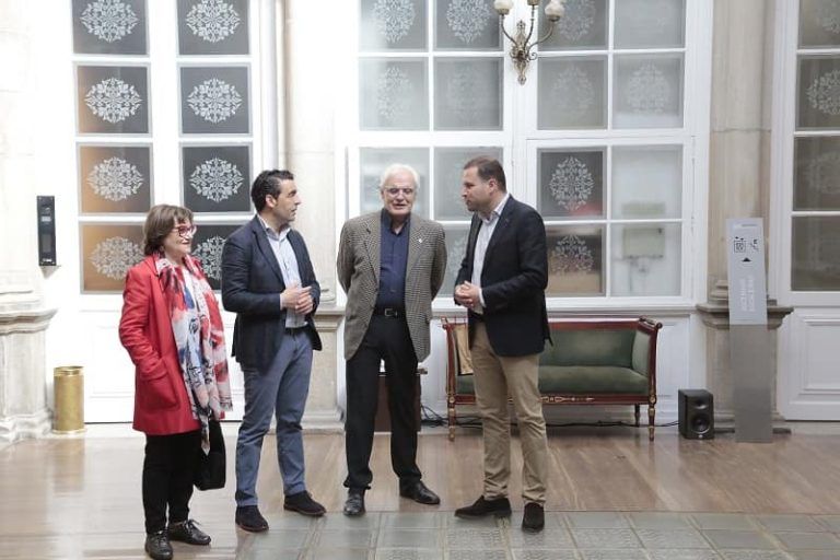 Luis López destaca o compromiso da Deputación co galego nun encontro co presidente da Real Academia Galega, Víctor Freixanes, e a académica Fina Casalderrei