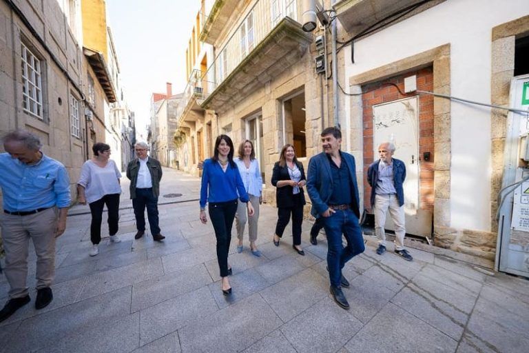 Martínez Allegue visita las obras de rehabilitación de un edificio en el casco viejo de Vigo con las que se pondrán a la disposición de la ciudadanía seis nuevas viviendas