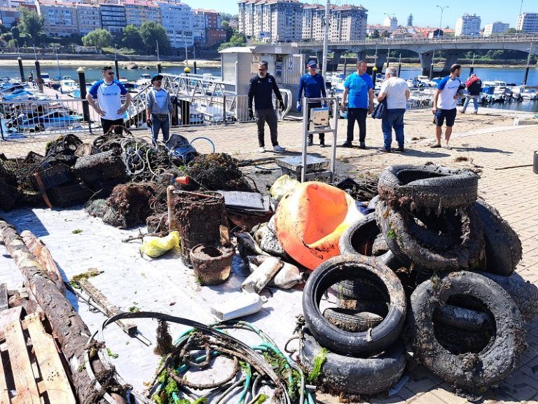 Los fondos de Bouzas libres de dos toneladas de basura marina tras una nueva limpieza organizada por Afundación