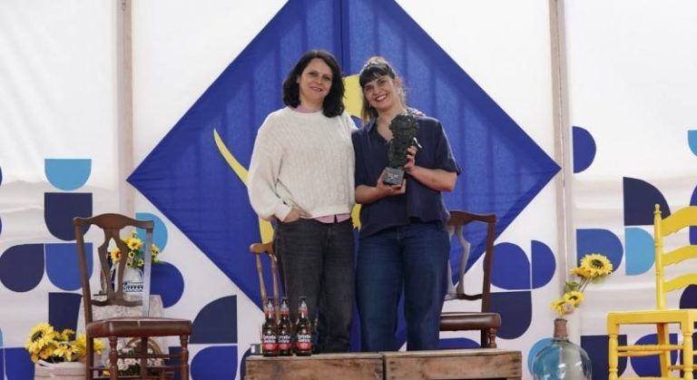 Janet Novás trae a Cans o primeiro Goya obtido por unha veciña da aldea