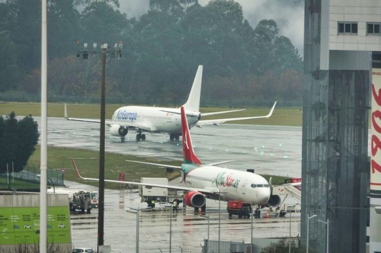 O aeroporto de Vigo contará “cunha pista de aterraxe nova” tras unha remodelación “programada a enorme velocidade”