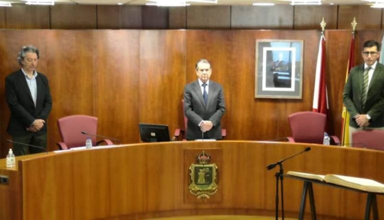 El Pleno de Vigo guarda tres minutos de silencio en recuerdo del bombero fallecido el sábado en la ciudad