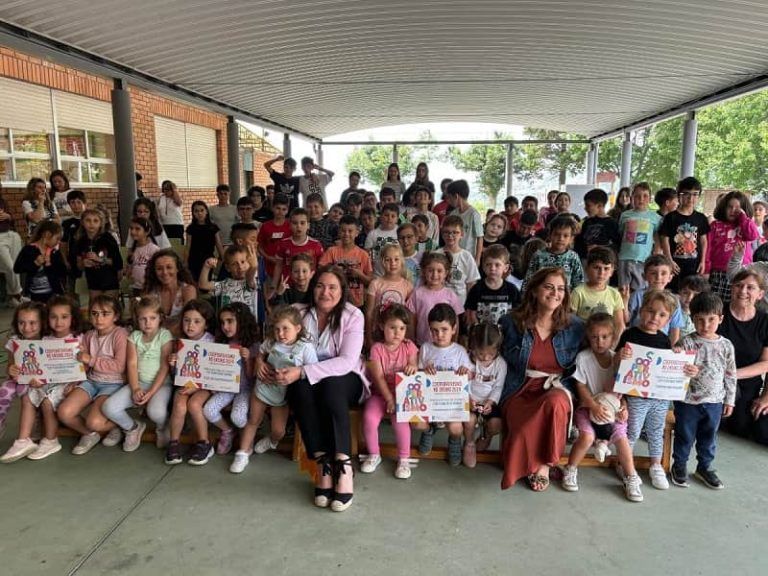 La Xunta alaba la labor del CEIP Plurilingüe de Domaio en el fomento de la economía social al recibir cuatro primeros premios del certamen «Cooperativismo en la enseñanza»