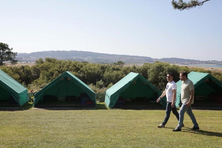 Luis López augura un verán cheo de experiencias 100 % Rías Baixas para os participantes dos campamentos da Deputación na Lanzada