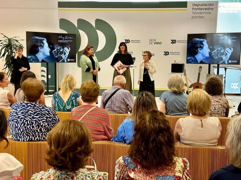 Sandra Bastos remarca o papel referencial de Mary Quintero na inauguración da mostra “A fotógrafa cun estudo propio e cunha ollada única” na Sede de Vigo