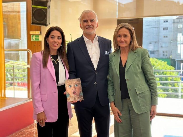 A vicepresidenta Luisa Sánchez asiste á presentación do libro de Roberto Penas “Sentir la vida”