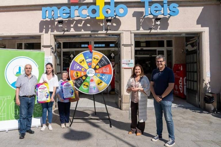 Ana Ortiz presenta la nueva campaña de dinamización «O comercio de barrio ten cor» en el mercado de Teis