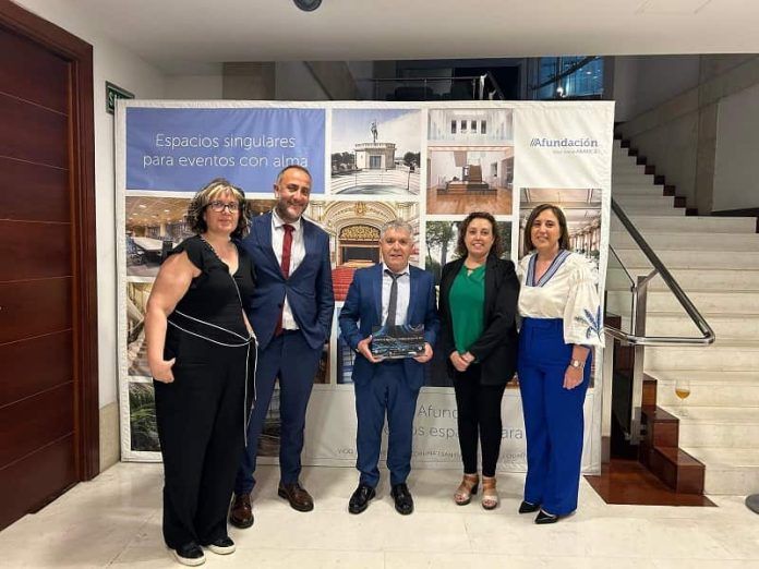 Tolín Verde, vicepresidente de Orpagu, posa con el premio recibido-min