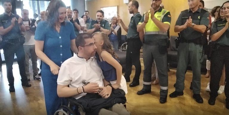 Pasillo y aplausos en Vithas Vigo para un agente atropellado en una persecución