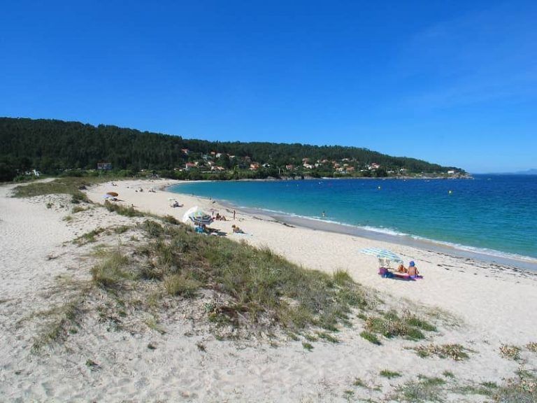 Un joven resultó herido al saltar desde una roca al mar en la playa canguesa de Meán