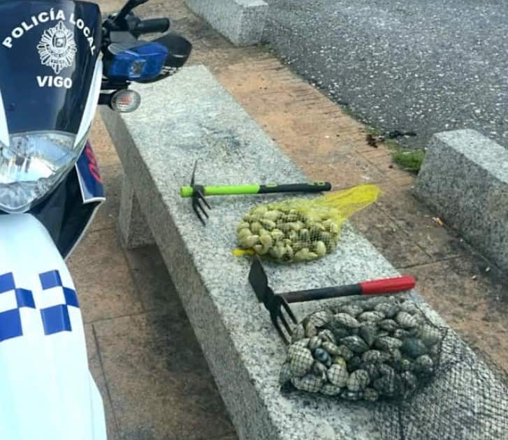Interceptados dos furtivos en una playa de Teis