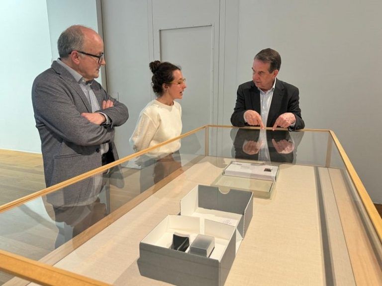 O alcalde anima á cidadanía a «vivir» a exposición de Laía Argüelles no MARCO