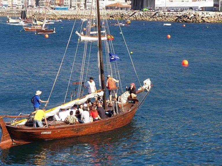 Piueiro difunde el legado marítimo guardés con una gran fiesta en tierra y mar en la que participan asociaciones de Galicia y Portugal
