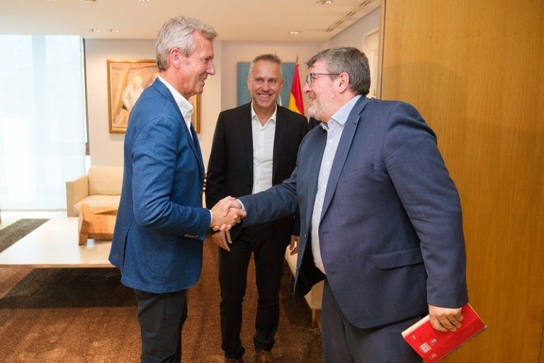 Rueda traslada al director de Stellantis Vigo el compromiso de la Xunta con la automoción
