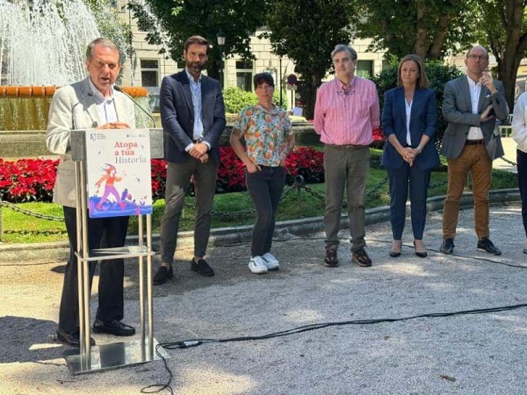 El alcalde anima a disfrutar de la Feria del Libro en la Plaza de Compostela