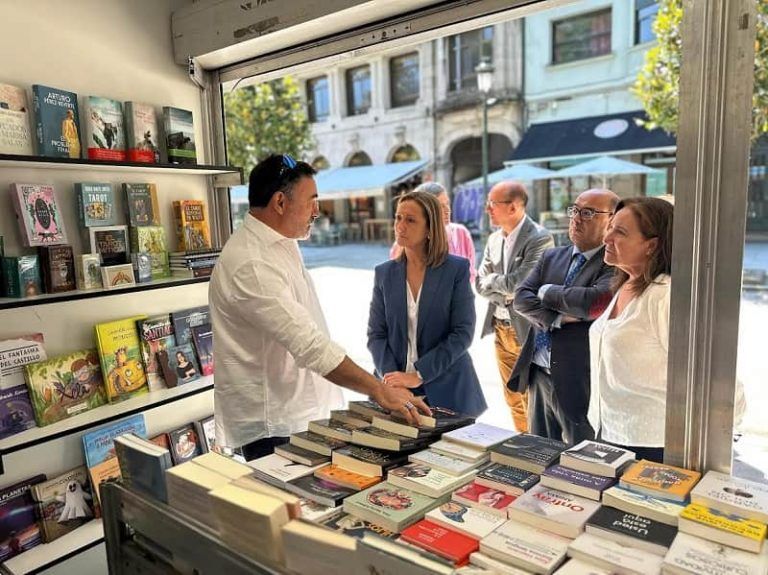 A vicepresidenta Luisa Sánchez asiste á inauguración da Feira do Libro de Vigo que á provincia como “un territorio moi próspero no que a literatura se refire”