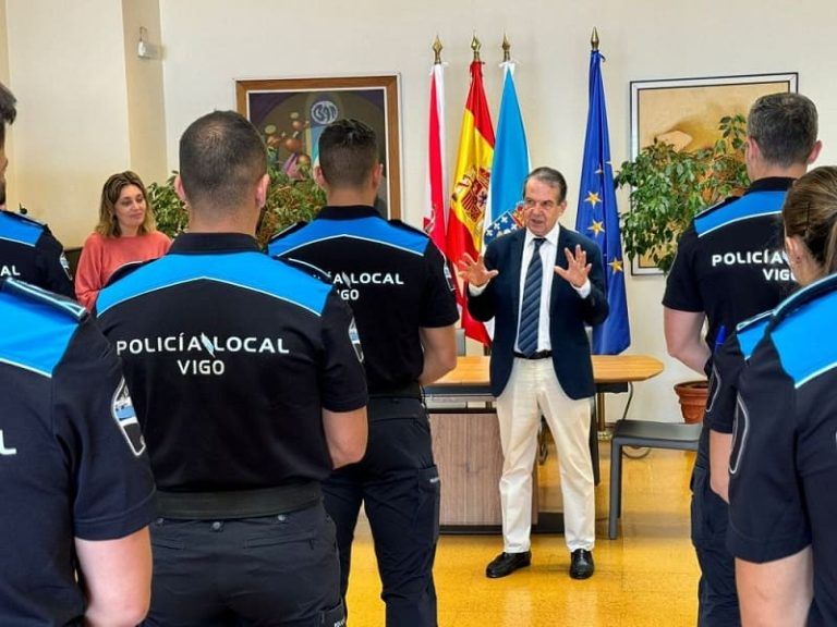 El alcalde da la bienvenida a los nuevos policías que inician sus prácticas en la ciudad