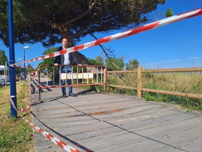 El Partido Popular de Vigo reclama el arreglo “inmediato” del paseo de madera de O Vao ante el “penoso” estado que presenta en pleno verano