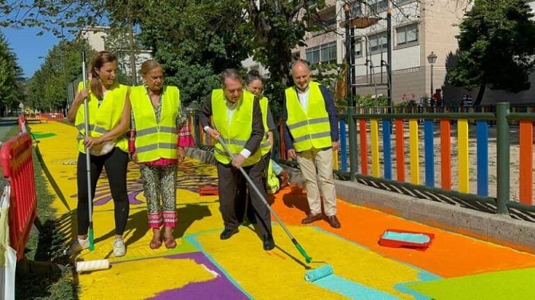 A Avenida de Castelao énchese de cor co mural colaborativo de Vanesa Álvarez